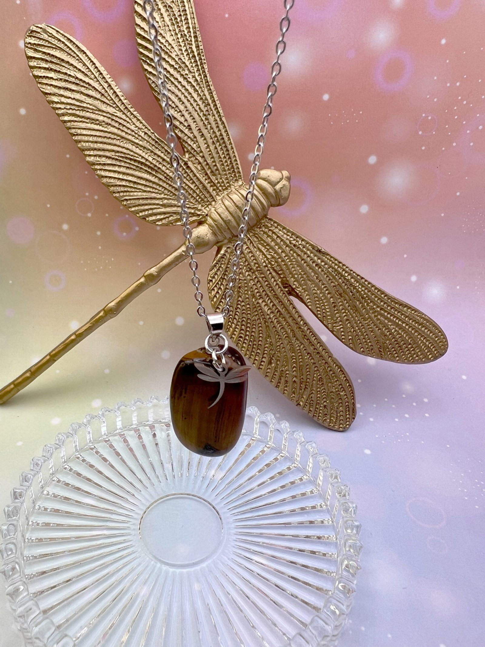 Collier pendentif en oeil de tigre suspendu, orné d’une libellule argentée – bijou de protection et de lumière intérieure LiluBelle