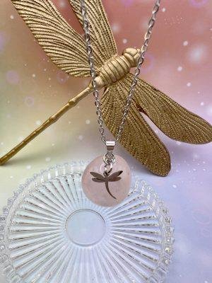 Collier pendentif en quartz rose suspendu, orné d’une libellule argentée – bijou d’amour et de paix intérieure LiluBelle