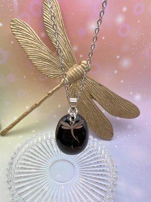 Collier pendentif en tourmaline noire suspendu, orné d’une libellule argentée – bijou d’ancrage et de purification énergétique LiluBelle