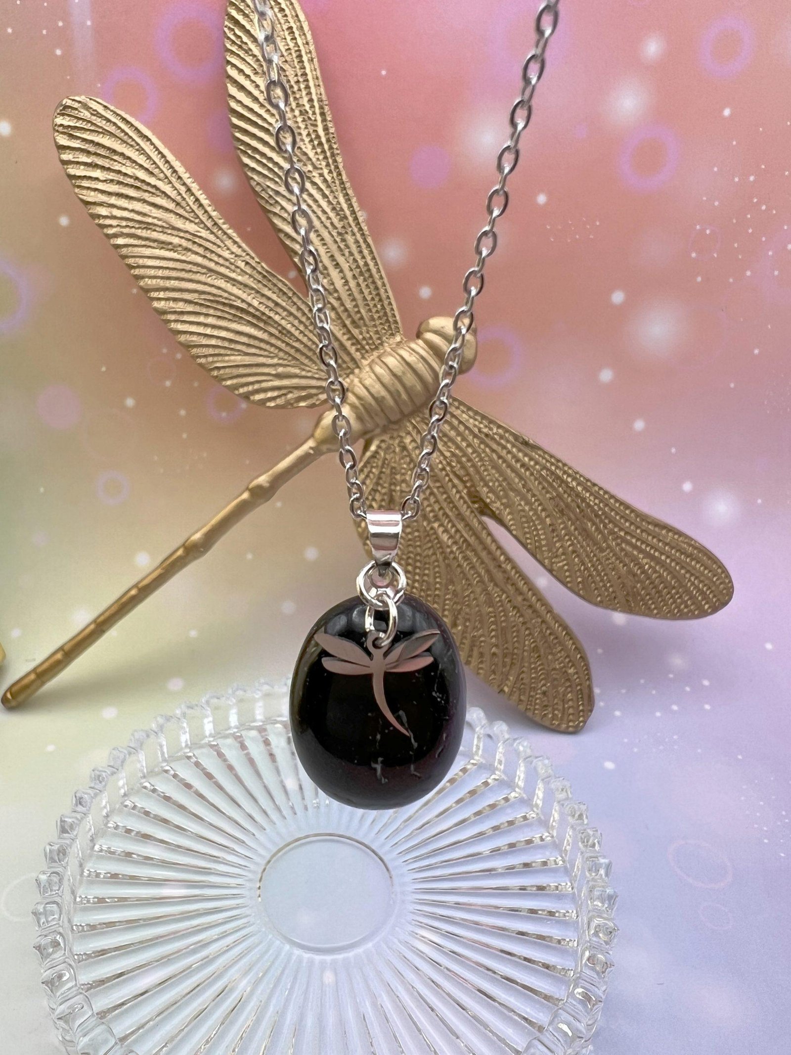Collier pendentif en tourmaline noire suspendu, orné d’une libellule argentée – bijou d’ancrage et de purification énergétique LiluBelle