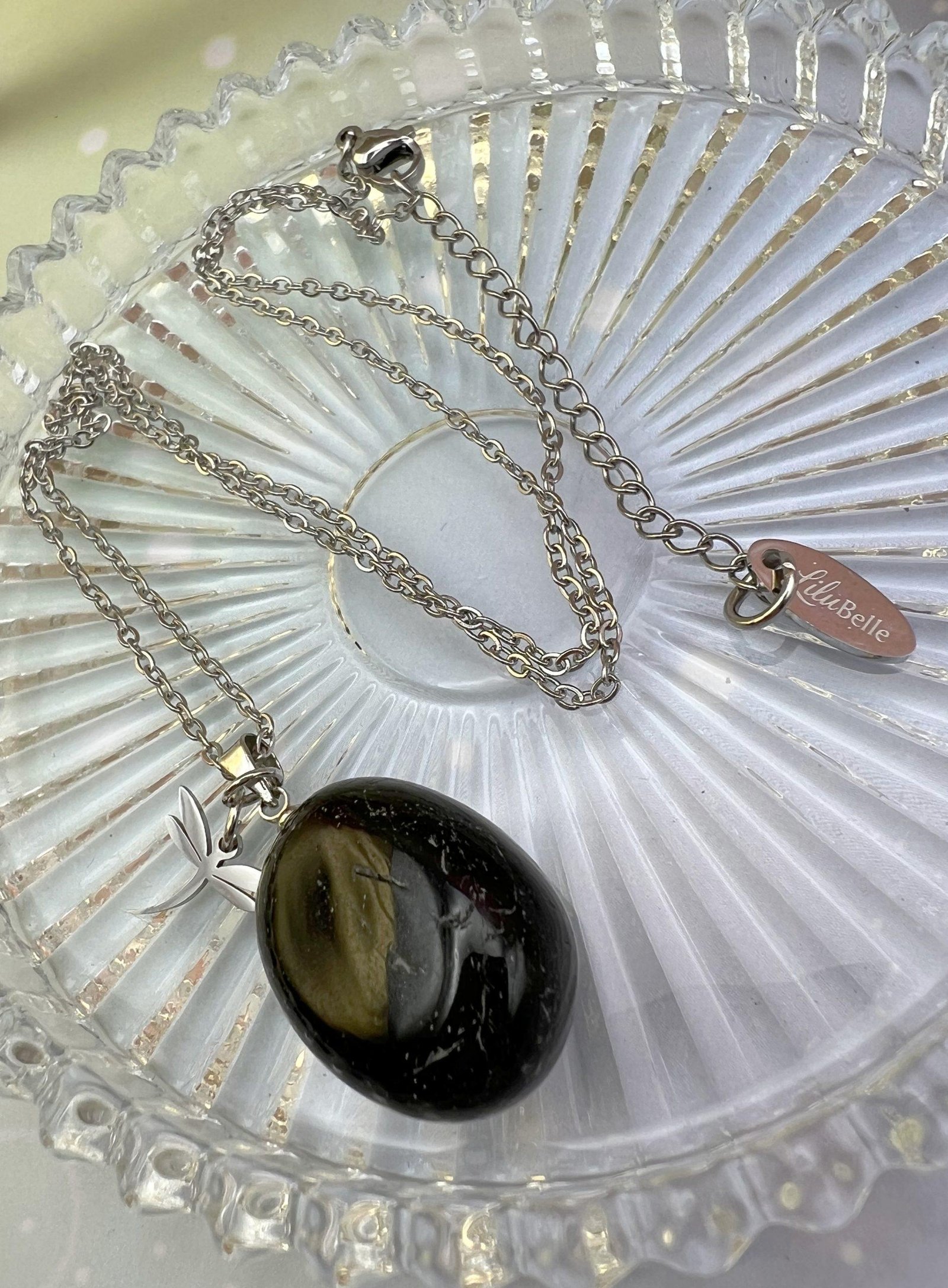 Collier pendentif en tourmaline noire naturelle avec pampille libellule argentée – bijou de protection et d’ancrage signé LiluBelle