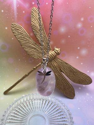 Collier pendentif en améthyste claire suspendu, orné d’une libellule argentée – bijou symbolique LiluBelle