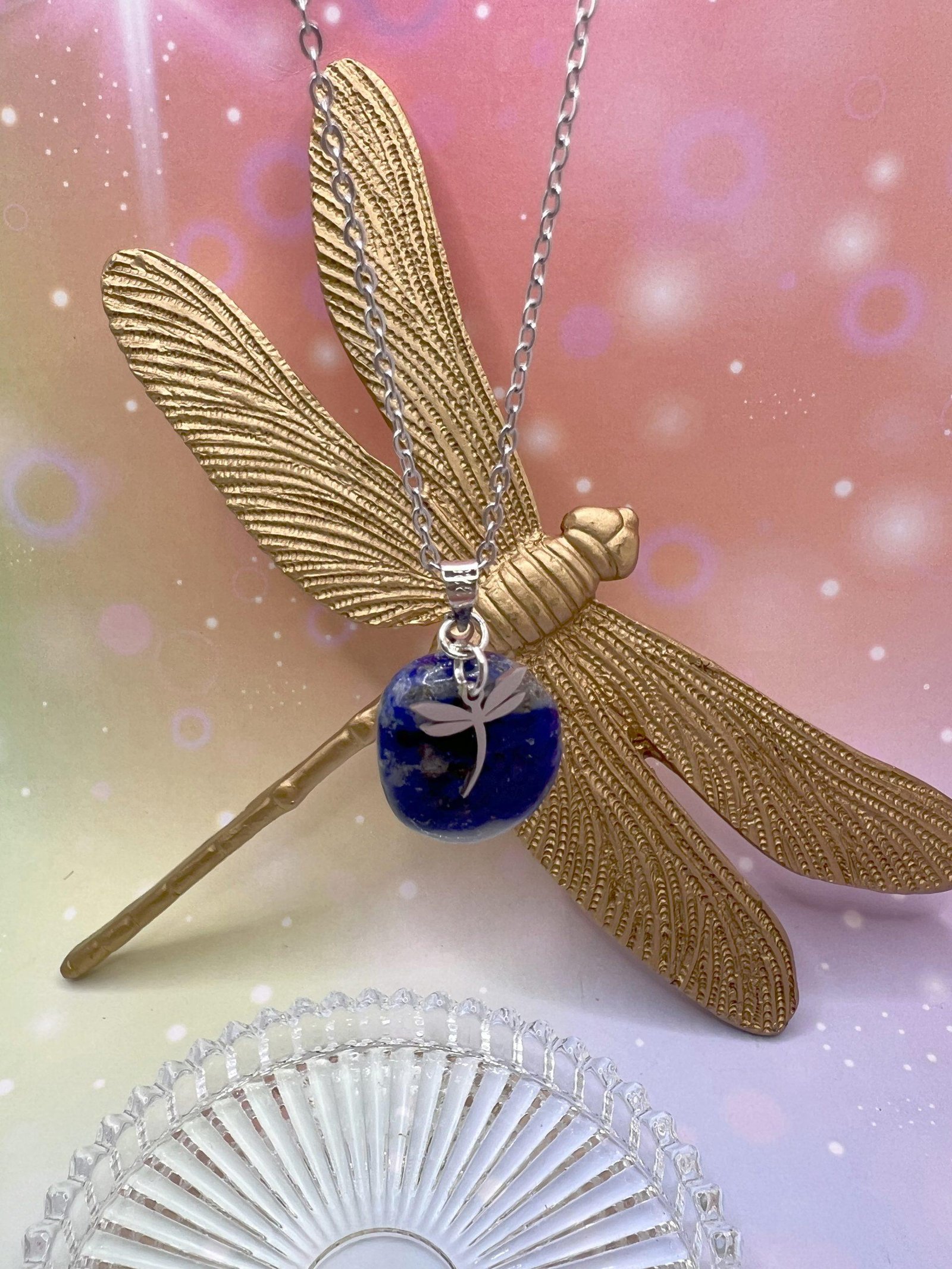 Collier pendentif en lapis lazuli suspendu, orné d’une libellule argentée – bijou symbolique LiluBelle