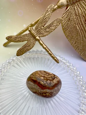 Pierre roulée en jaspe paysage posée sur support en verre – pierre d’ancrage, de sérénité et de stabilité émotionnelle LiluBelle