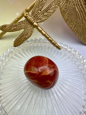 Pierre roulée en jaspe rouge posée sur support en verre – pierre de courage, de force et d’ancrage LiluBelle