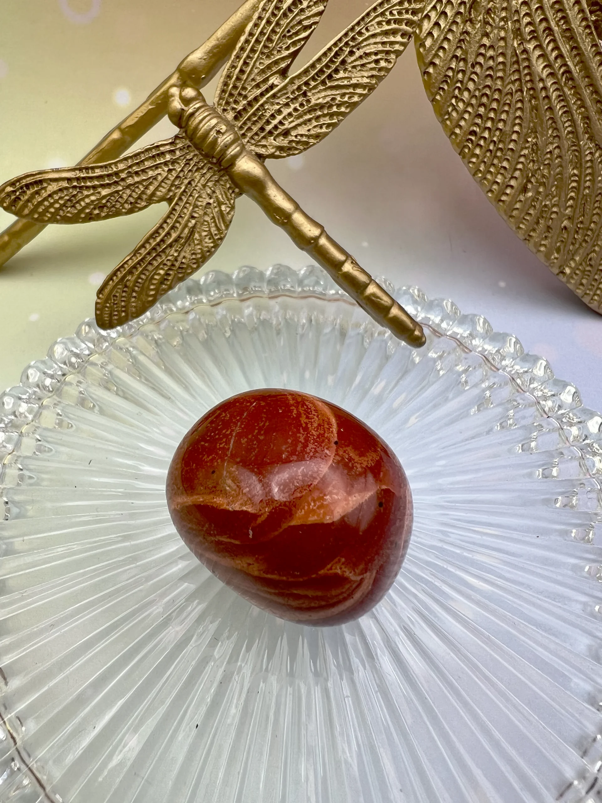 Pierre roulée en jaspe rouge posée sur support en verre – pierre de courage, de force et d’ancrage LiluBelle