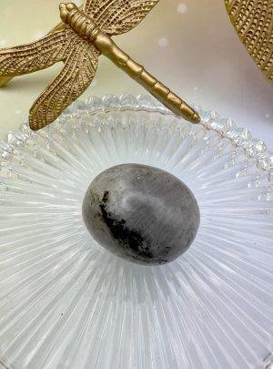 Pierre roulée de labradorite posée sur support en verre – pierre protectrice et apaisante LiluBelle