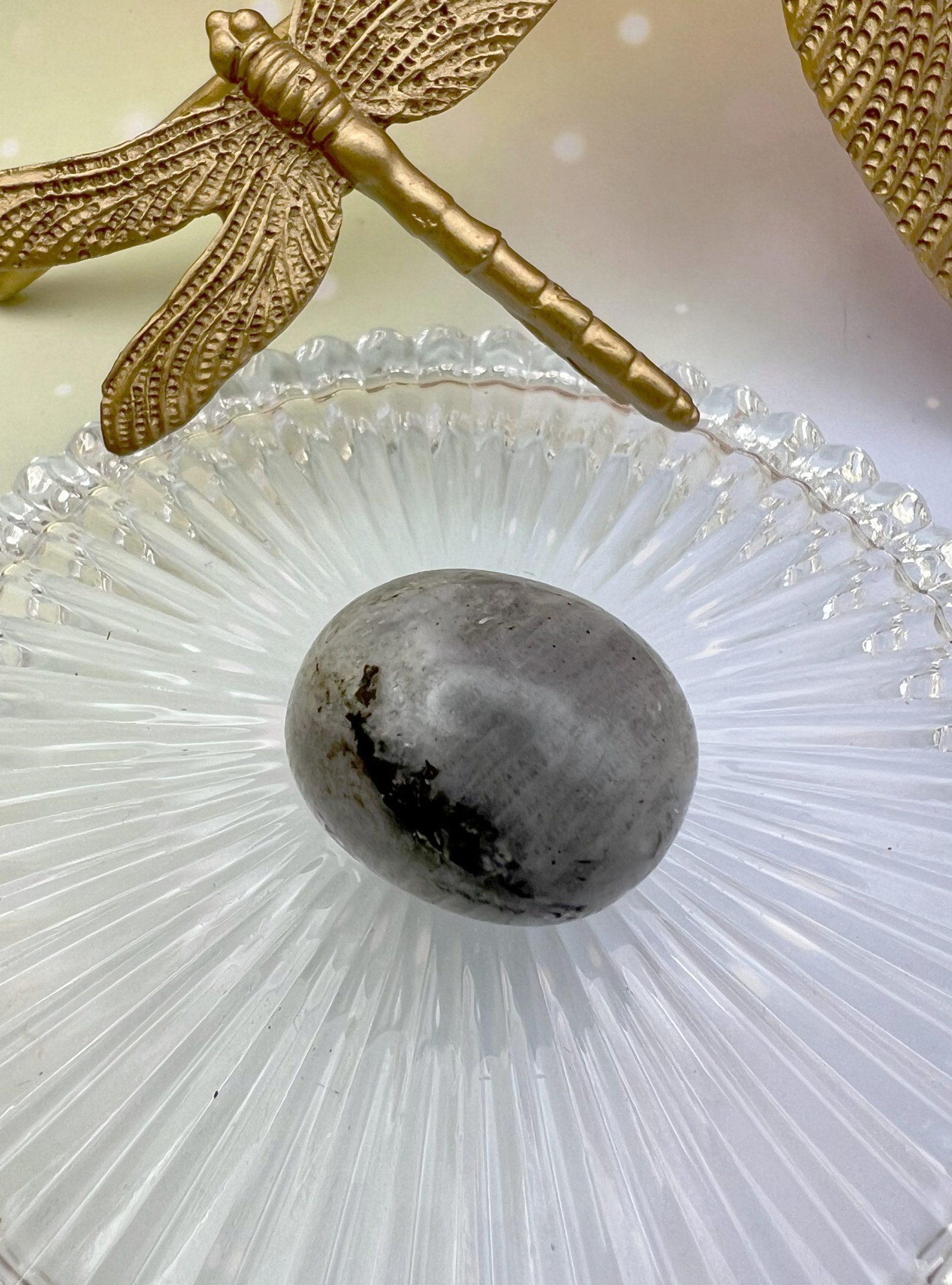 Pierre roulée de labradorite posée sur support en verre – pierre protectrice et apaisante LiluBelle