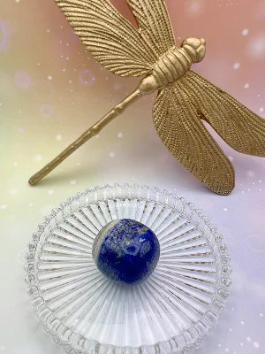 Pierre roulée en lapis-lazuli entourée d'une libellule dorée – symbole d’intuition, de sagesse et d’authenticité