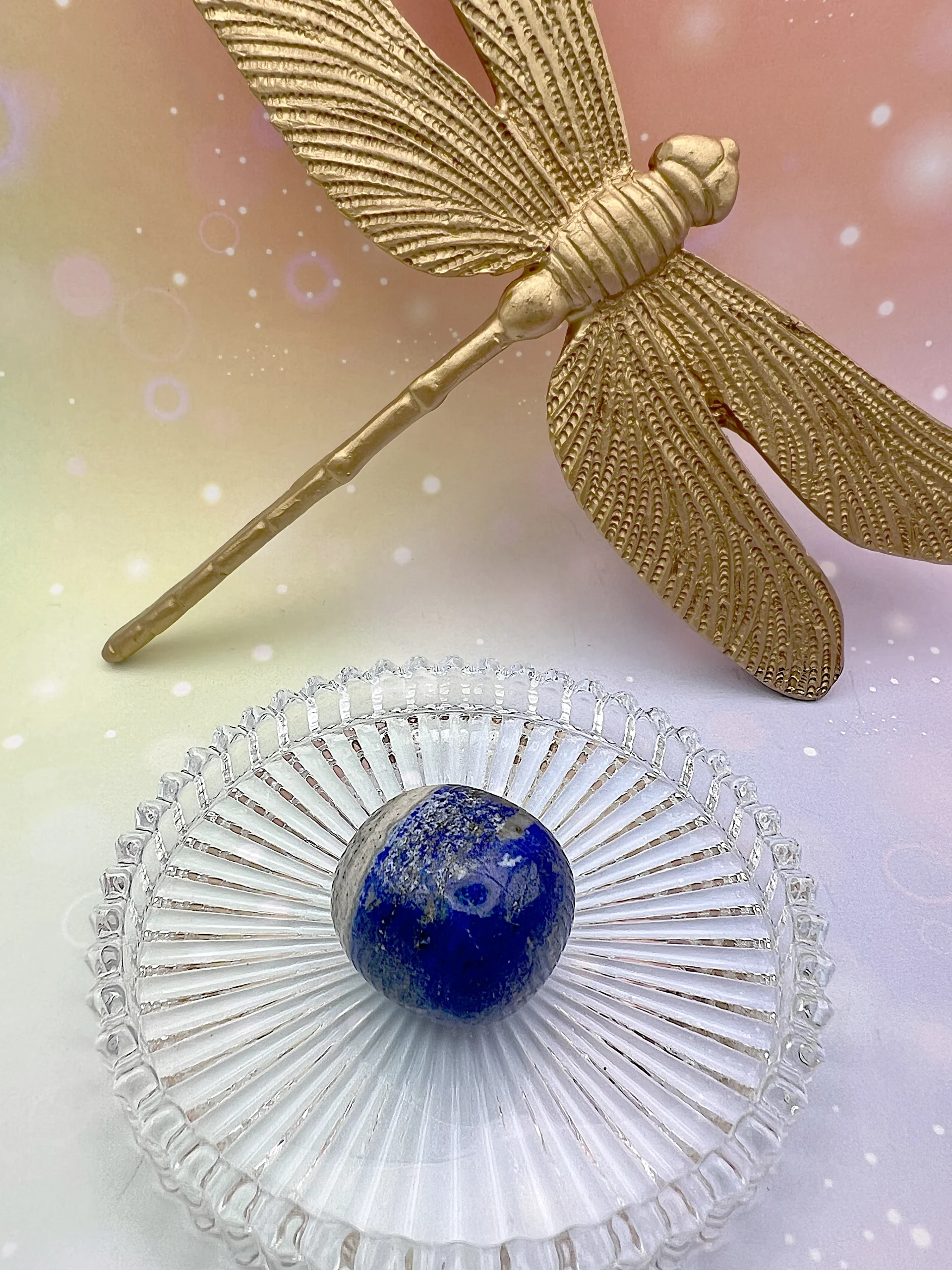 Pierre roulée en lapis-lazuli entourée d'une libellule dorée – symbole d’intuition, de sagesse et d’authenticité