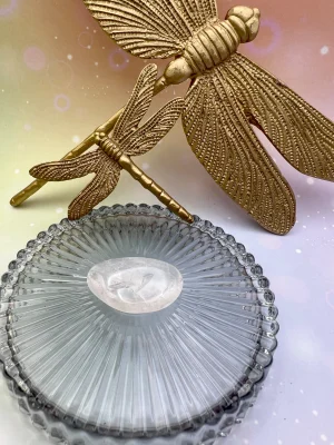 Pierre roulée en cristal de roche entourée de libellules dorées – symbole de clarté intérieure, d’harmonie et d’énergie lumineuse