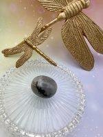 Pierre roulée Labradorite naturelle – LiluBelle Pierre roulée en labradorite sous une libellule dorée – symbole de protection énergétique et de transformation intérieure