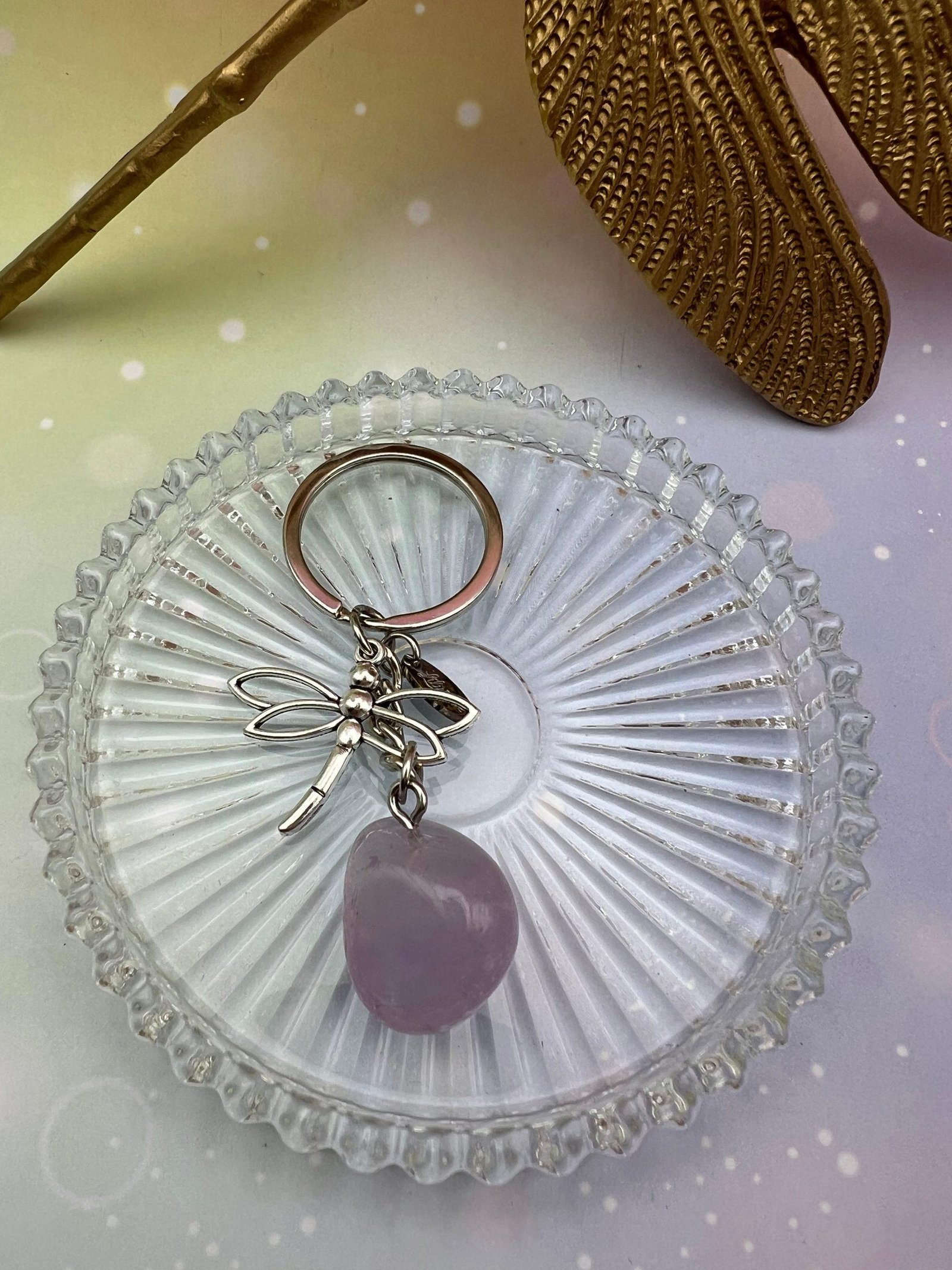 Gros plan sur le porte-clés améthyste claire LiluBelle – pierre apaisante et inspirante