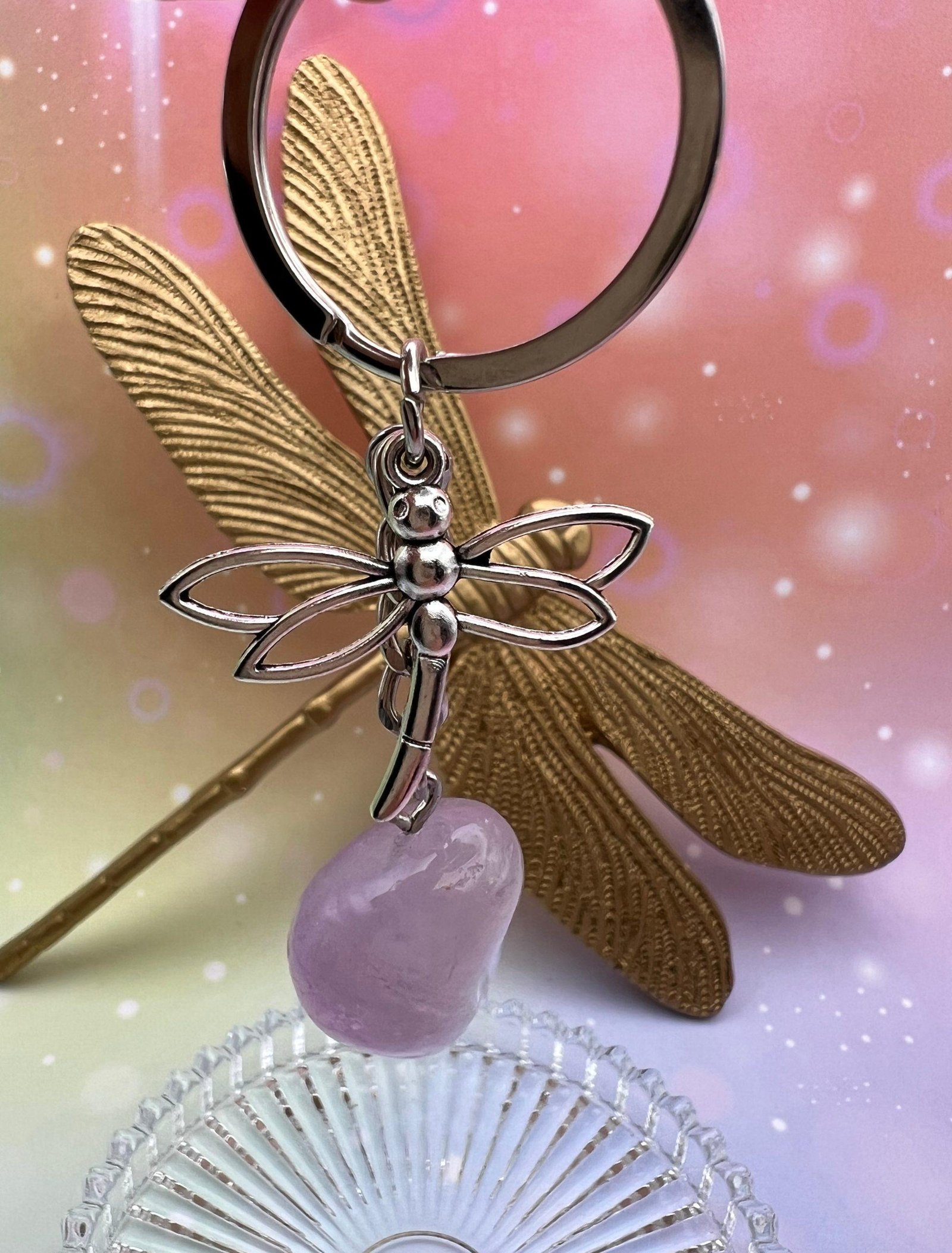 Porte-clés en améthyste claire avec libellule argentée – symbole de sérénité et de lumière signé LiluBelle