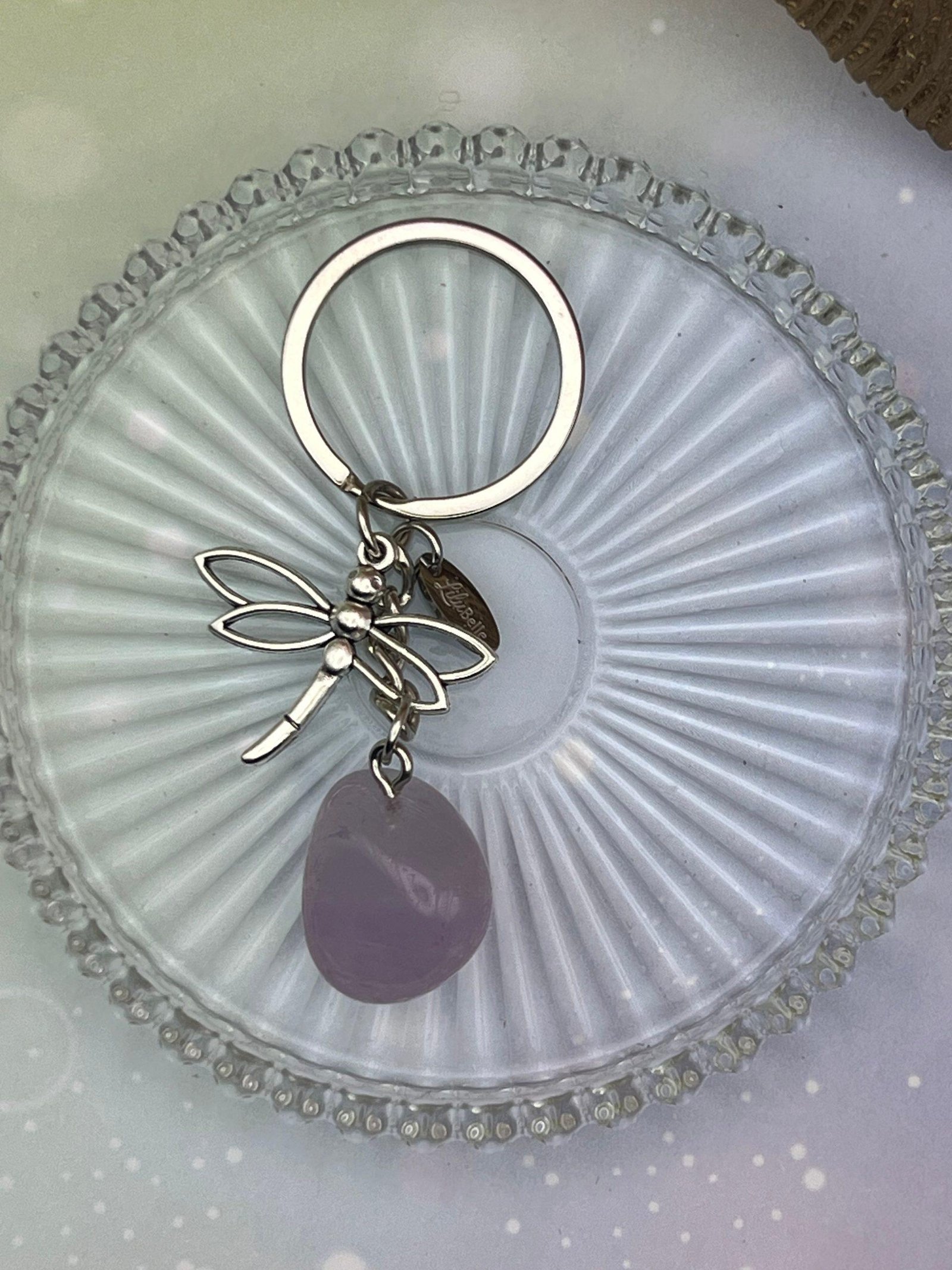 Porte-clés avec pierre naturelle d’améthyste claire et libellule argentée, bijou de sérénité et d’équilibre intérieur