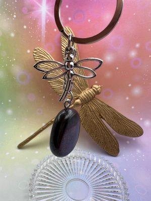 Porte-clés en hématite avec libellule argentée – symbole d’ancrage et de force tranquille signé LiluBelle