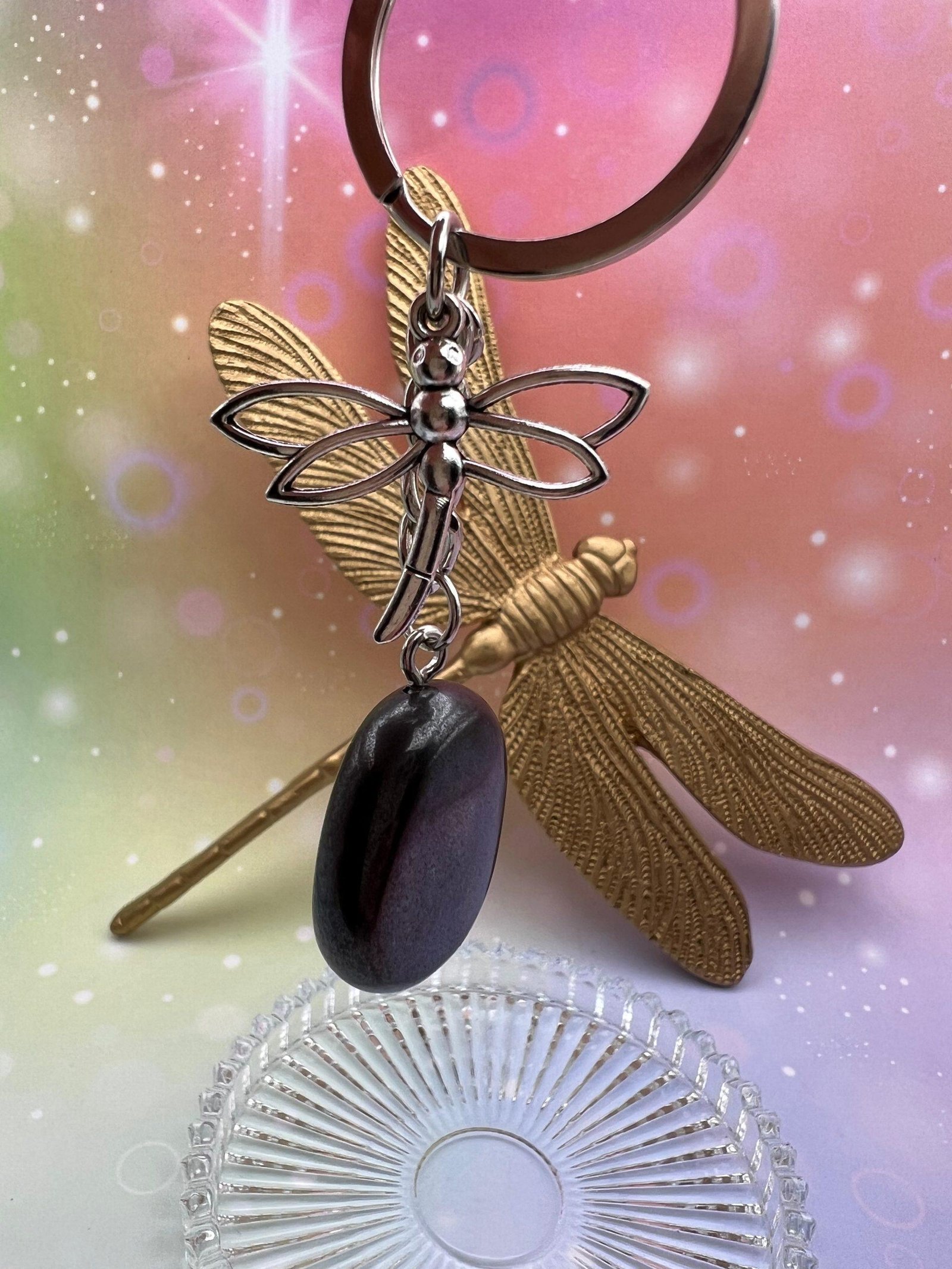 Porte-clés en hématite avec libellule argentée – symbole d’ancrage et de force tranquille signé LiluBelle