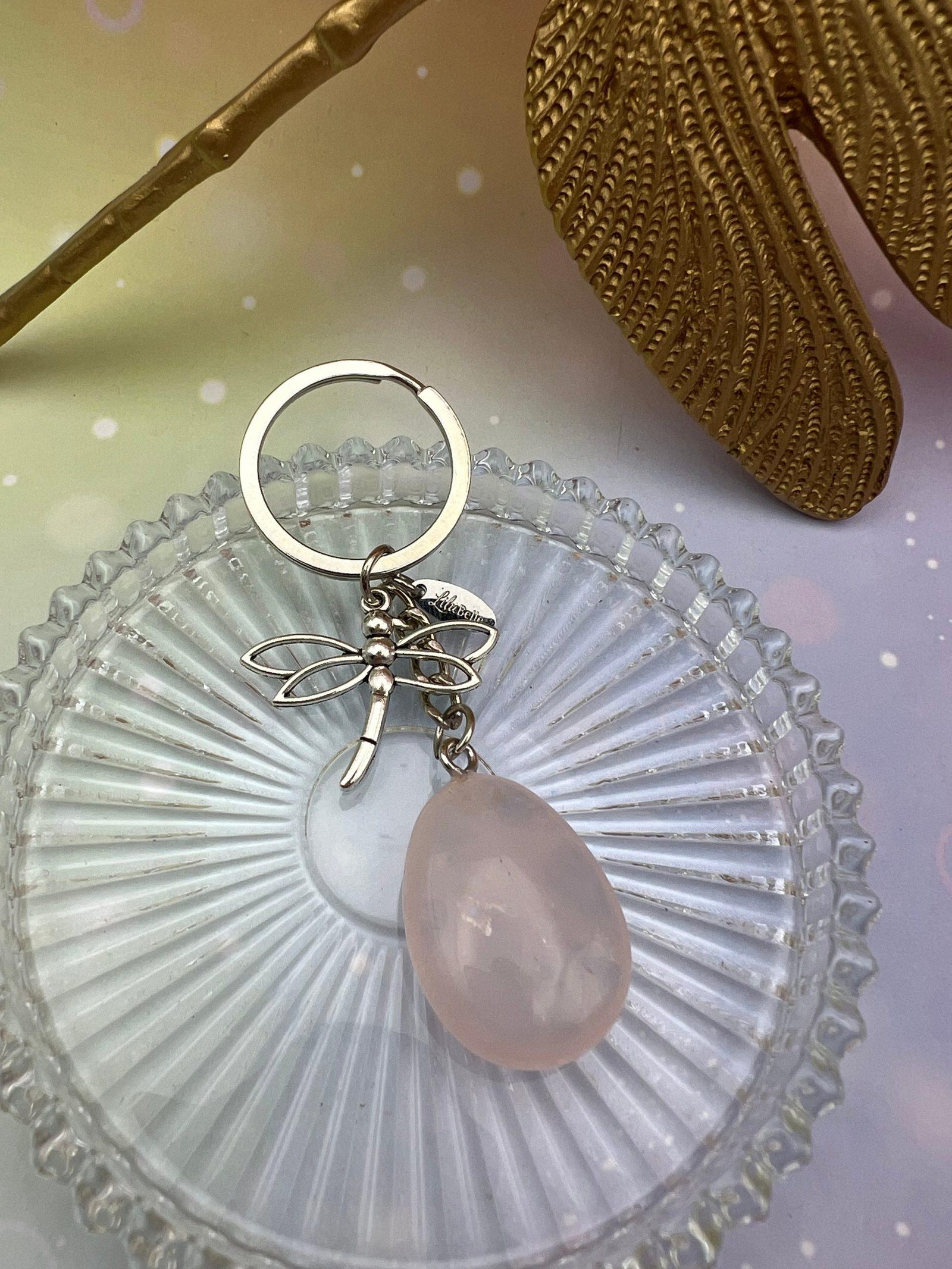 Gros plan sur le porte-clés quartz rose LiluBelle – pierre d’amour et de tendresse