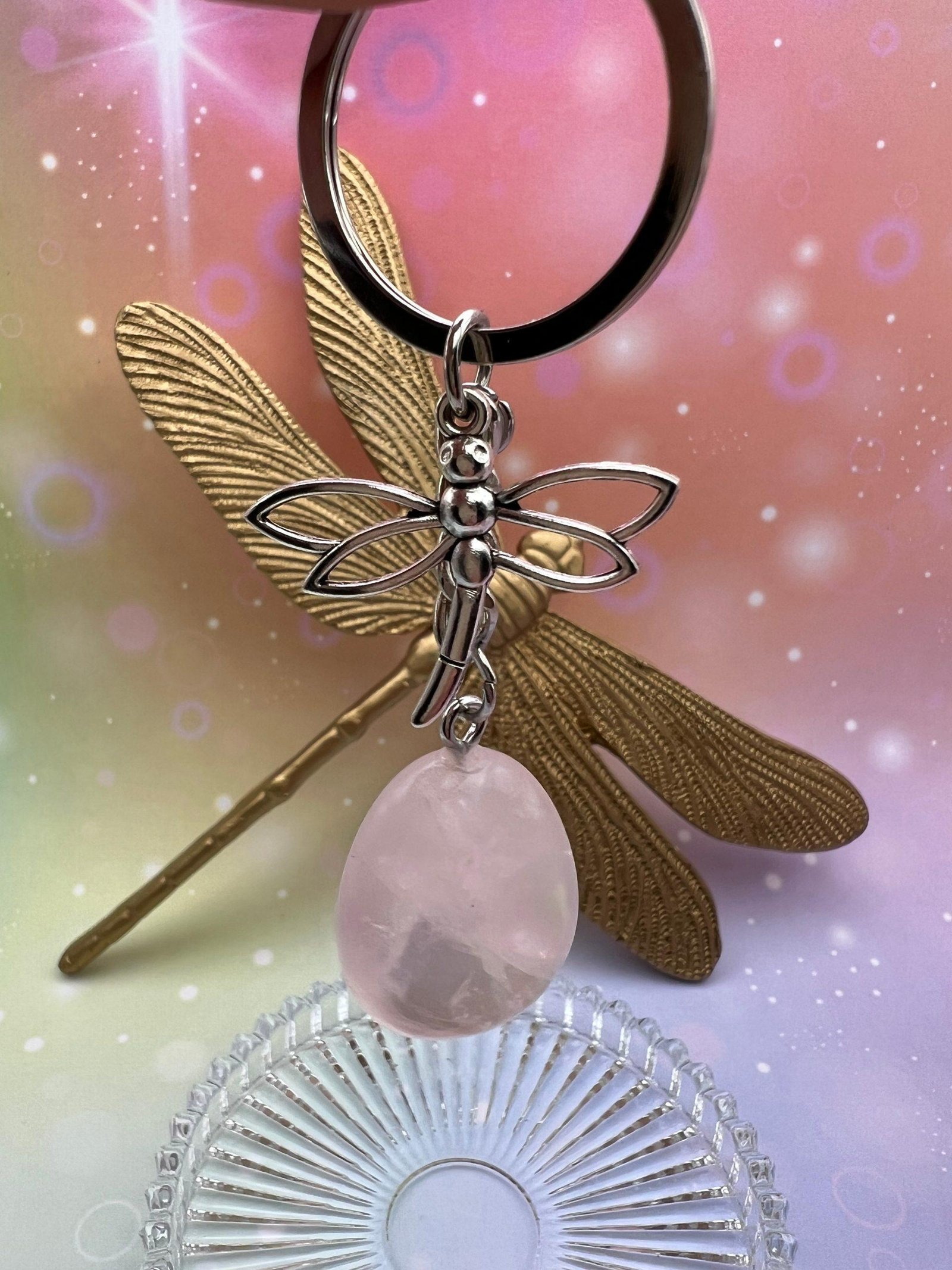 Porte-clés en quartz rose avec libellule argentée – symbole d’amour et de douceur signé LiluBelle