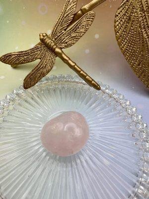 Pierre de quartz rose posée sur support en verre – pierre d’amour, d’apaisement et de réconfort émotionnel LiluBelle