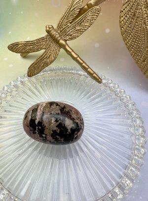 Pierre de rhodonite posée sur support en verre – pierre apaisante pour le cœur et les émotions LiluBelle