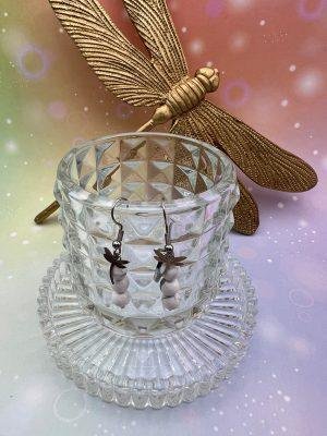 Boucles d’oreilles boules en howlite blanche naturelle avec pampille libellule argentée – bijou apaisant et élégant signé LiluBelle