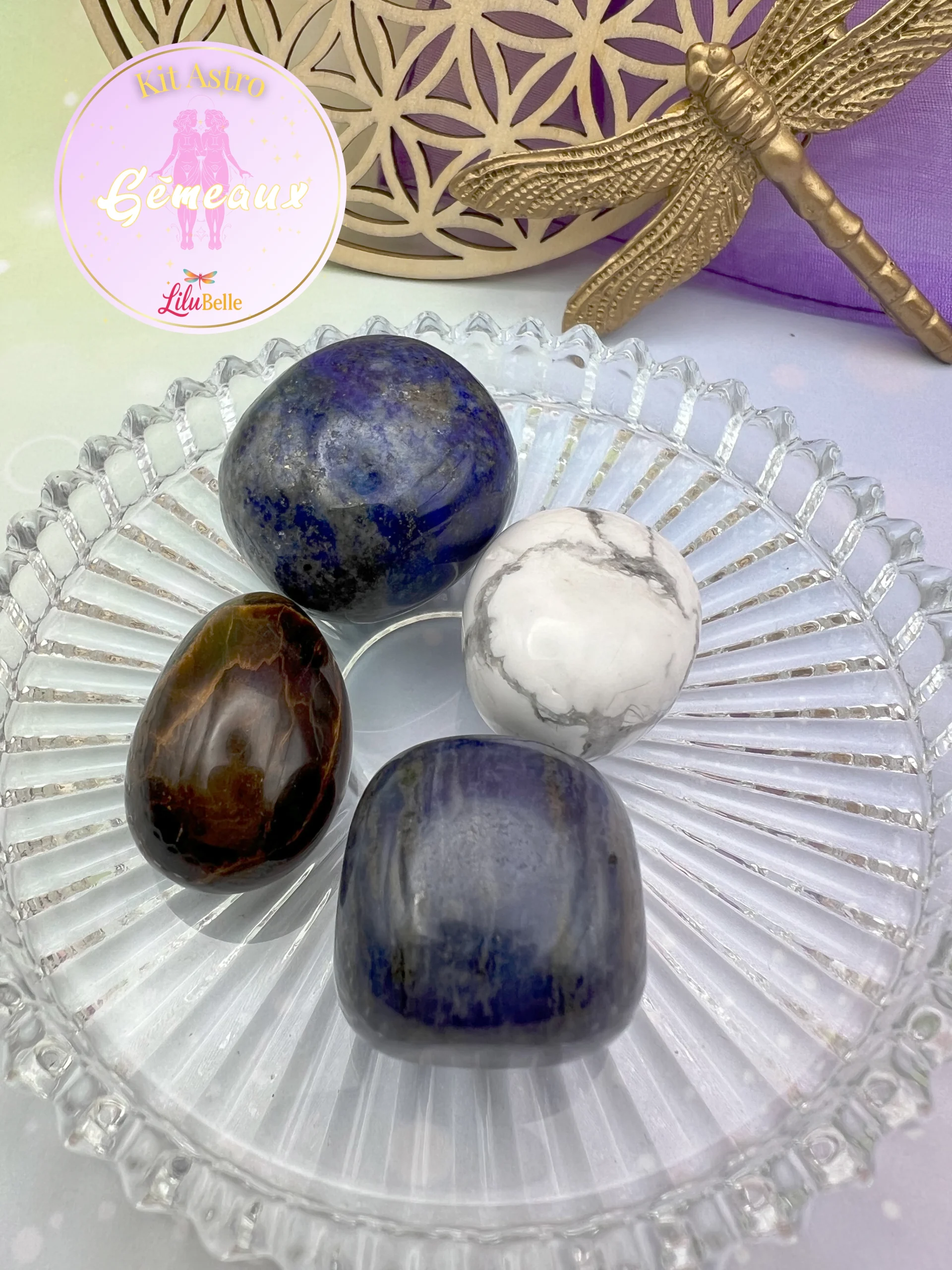 Gros plan sur les quatre pierres du Kit Astro Gémeaux : Lapis-lazuli, Œil de tigre, Howlite et Sodalite posées dans une coupelle transparente.