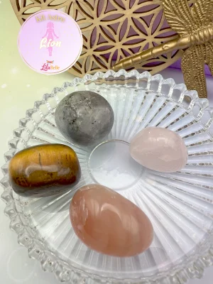 Gros plan sur les pierres du Kit Astro Lion : Labradorite, Oeil de tigre, Quartz rose et Cornaline posées dans une coupelle rose.