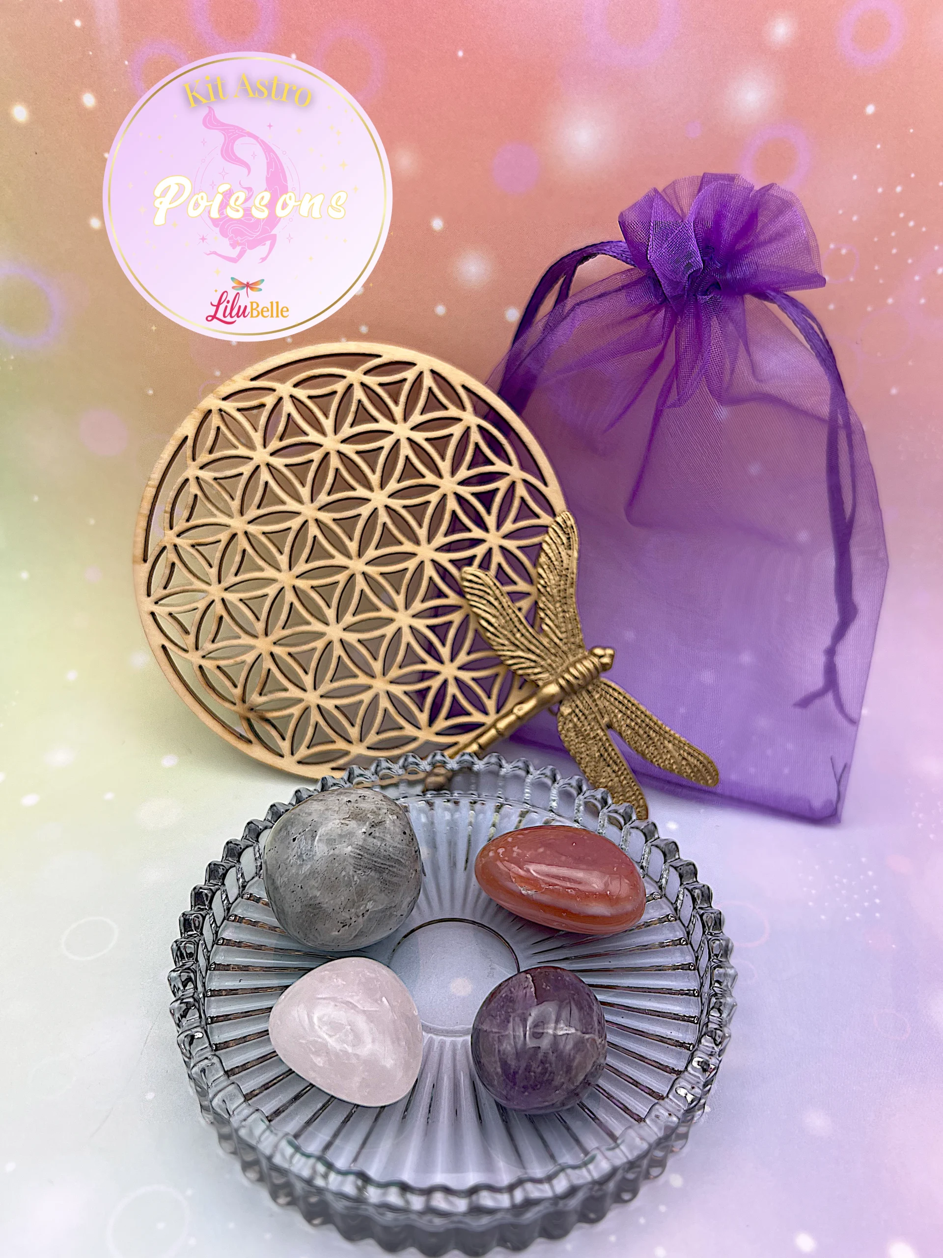 Mise en scène du Kit Astro Poissons LiluBelle avec pierres, fleur de vie et pochon violet.