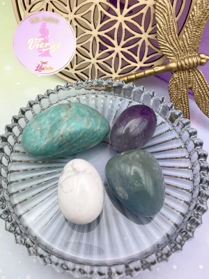 Gros plan sur les pierres du Kit Astro Vierge : Amazonite, Améthyste, Howlite et Fluorite posées dans une coupelle transparente.