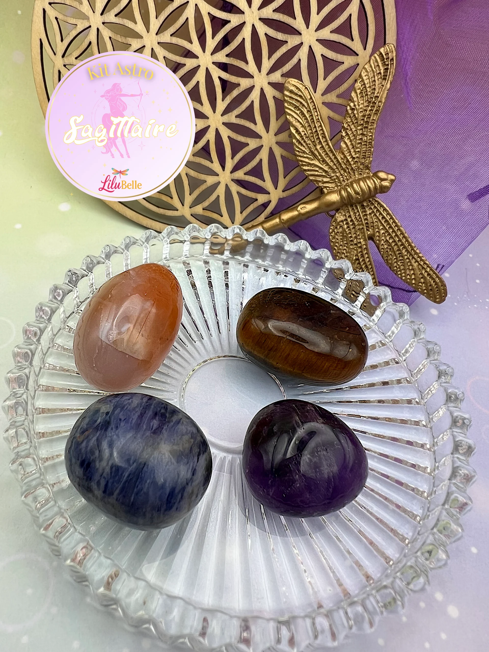 Pierres naturelles du Sagittaire en gros plan sur coupelle transparente.