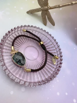 Bracelet cordon turquoise naturelle posé sur support en verre – bijou énergétique favorisant l’expression et l’apaisement émotionnel