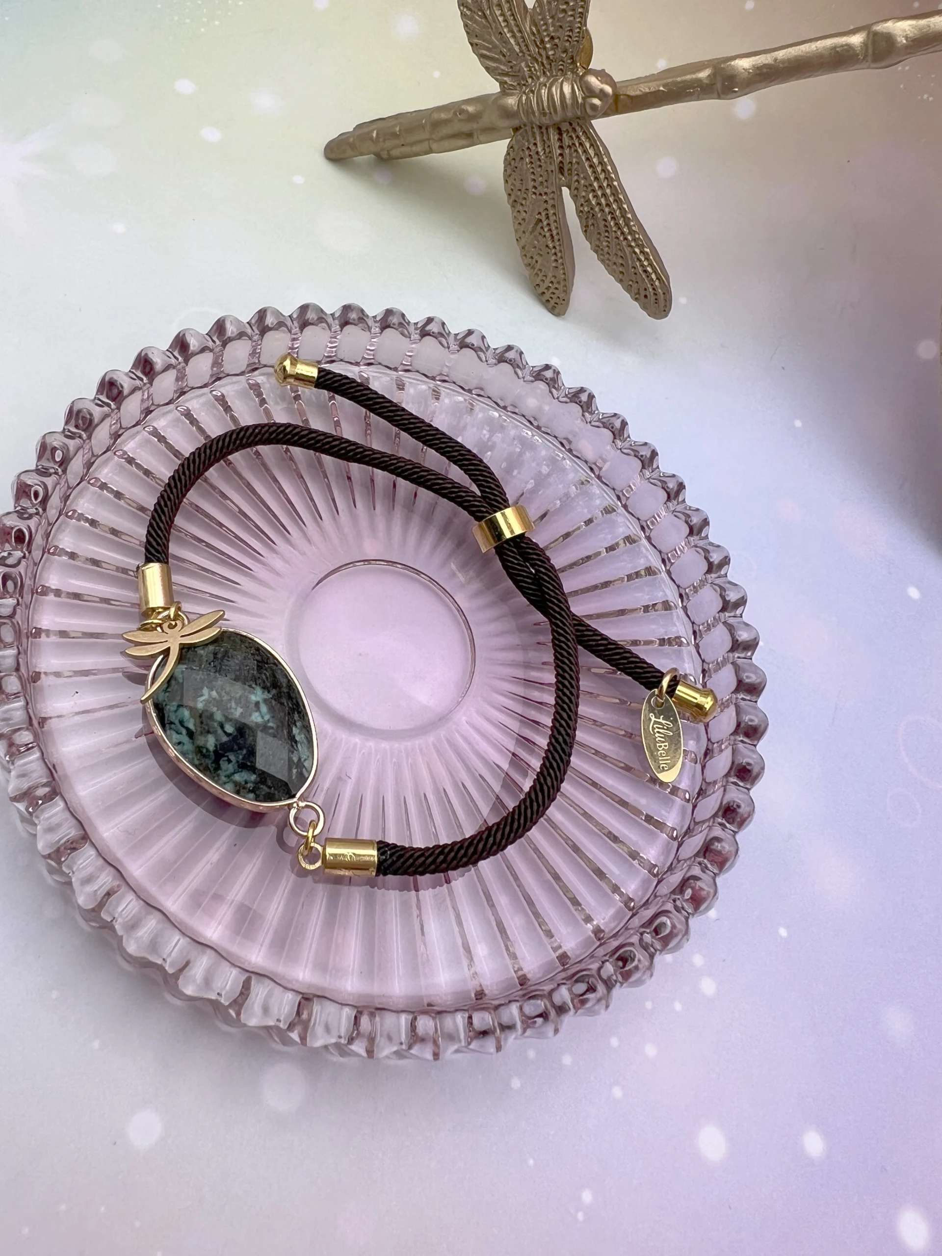 Bracelet cordon turquoise naturelle posé sur support en verre – bijou énergétique favorisant l’expression et l’apaisement émotionnel