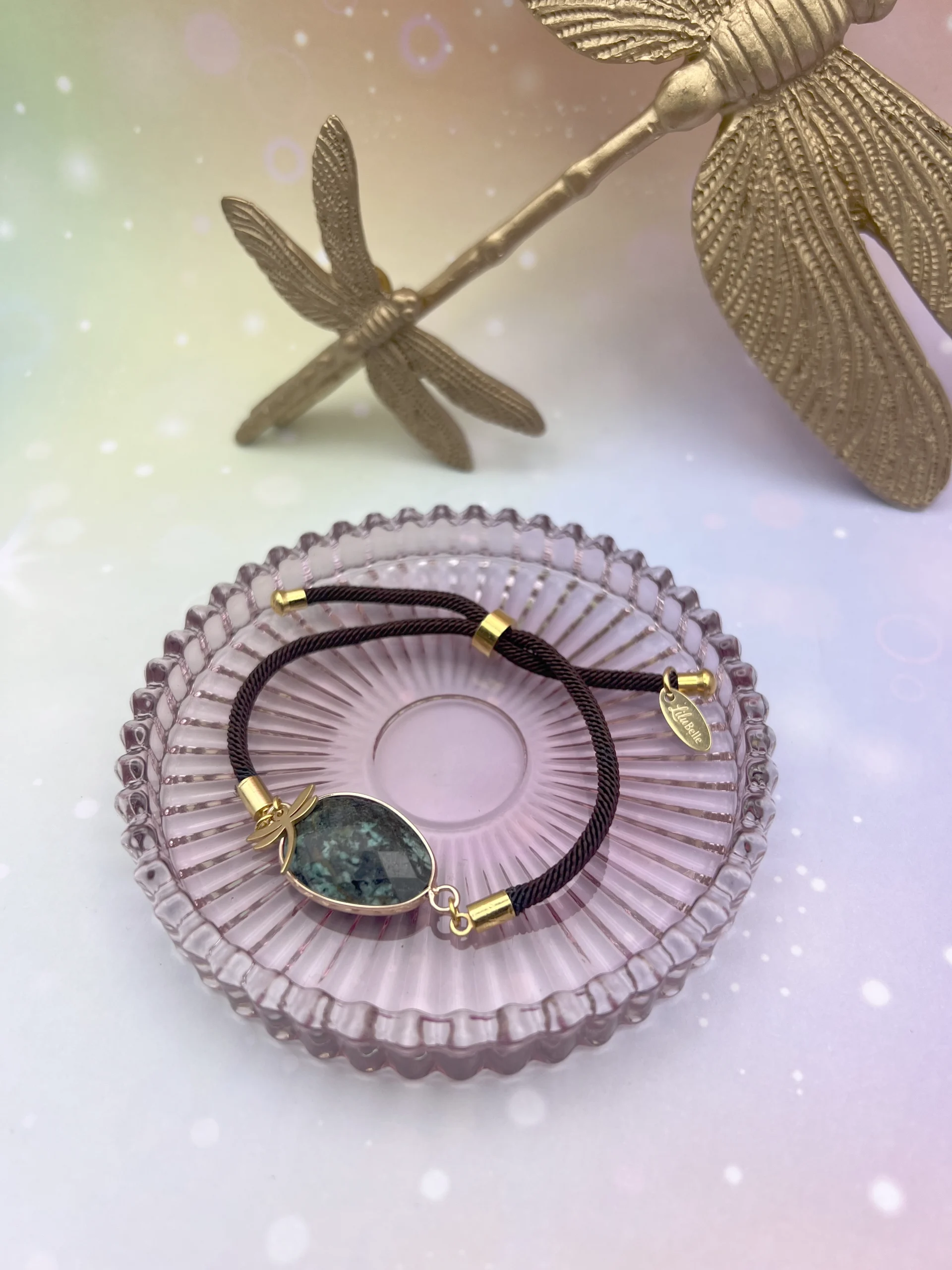 Bracelet cordon en turquoise naturelle entouré de libellules dorées – symbole de protection, de communication et d’harmonie intérieure